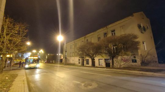 Groźne zdarzenie na Wodopojnej. Dach kamienicy częściowo runął