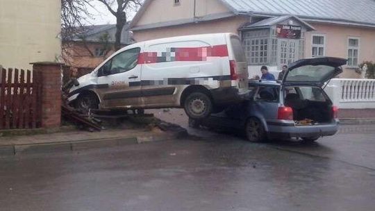 Groźne zderzenie aut. 20-latek stracił prawo jazdy 