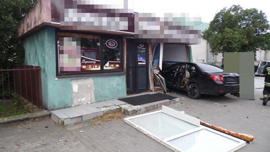Groźny finał sobotniej nocy. Jeden samochód wjechał w sklep, drugi w przystanek