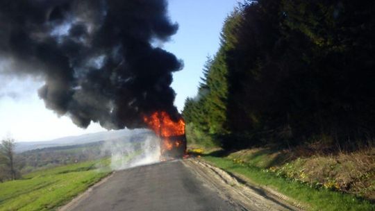 Groźny pożar autokaru w Szklarach (ZDJĘCIA)