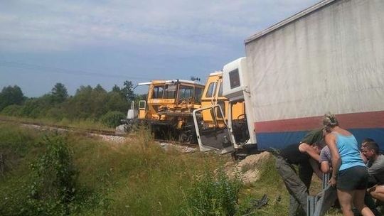 Groźny wypadek na przejeździe kolejowym [ZDJĘCIA]