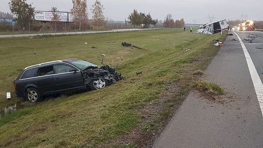 Groźny wypadek na S12 koło Puław. Kierowca audi zasnął za kółkiem
