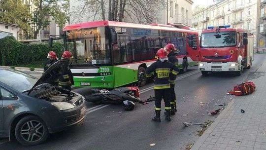 Groźny wypadek na ul. 3 Maja. Motocyklista uderzył w samochód osobowy