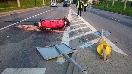 Groźny wypadek na ul. Orkana. Motocyklista wjechał w tył forda, kierowca auta po alkoholu