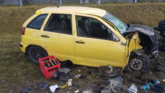 Groźny wypadek pod Lublinem. Dachowanie po czołowym zderzeniu samochodów