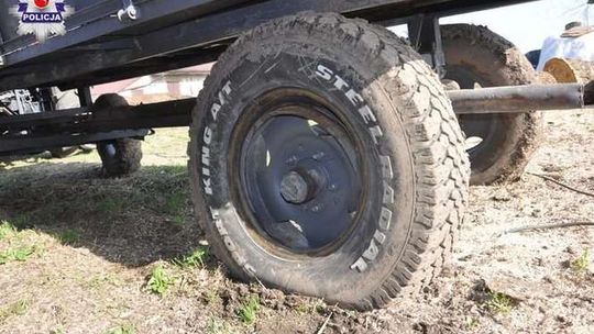Groźny wypadek podczas pompowania koła w przyczepie