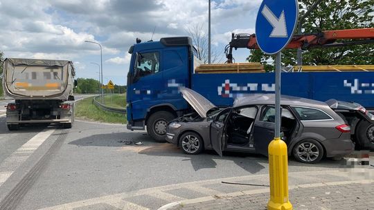 Groźny wypadek w Chodlu. Zderzyły się trzy pojazdy, jedna osoba trafiła do szpitala