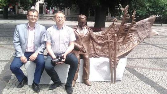 Grunwald, husaria i Sienkiewicz na jednej ławce. "Rzeźba jest dosyć nowatorska"