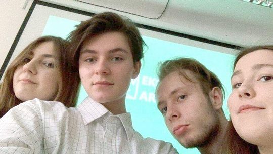 Grupa Ekoart pokazuje młodszym kolegom, jak dbać o środowisko