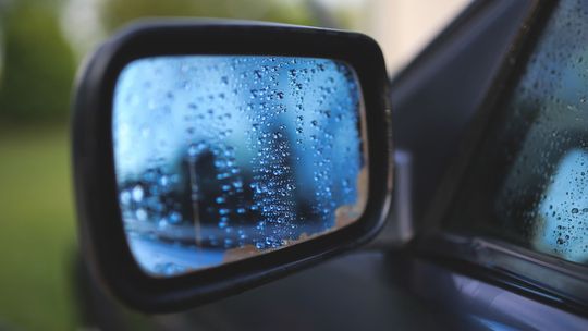 Grupa nastolatków dogoniła kierowcę opla. Wcześniej omal nie doszło do tragedii