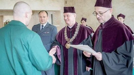 Grupa więźniów ukończyła studia na KUL. "Stanowią wzór dla innych osadzonych"
