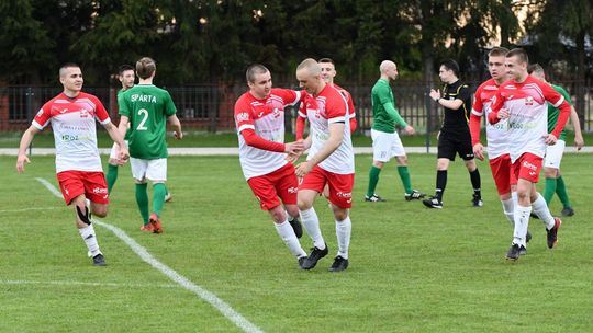 Gryf wygrał ze Spartą i znowu jest pierwszy w grupie spadkowej. Czwartkowe wyniki Hummel IV ligi