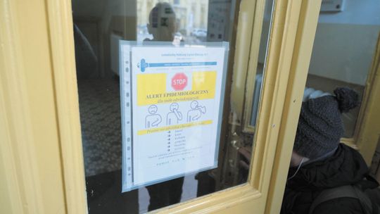 Grypa atakuje w Lubelskiem. Szpitale wstrzymują odwiedziny pacjentów lub ostrzegają