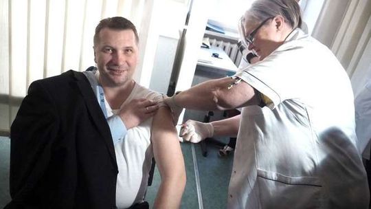 Grypa szaleje, a szczepień jak na lekarstwo. Wojewoda dał przykład