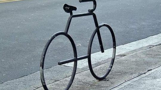 Grzebień czy ryba? Nietypowe stojaki rowerowe 