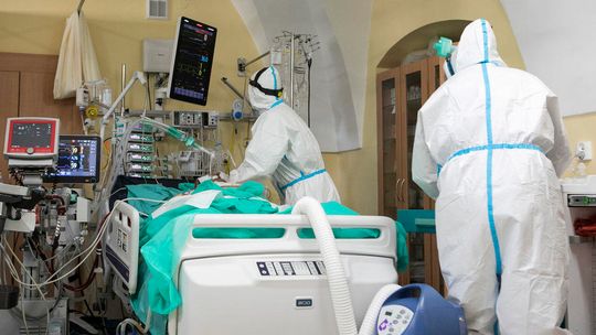 Grzesiowski: liczba osób hospitalizowanych świadczy o tym, że epidemia nie odpuszcza