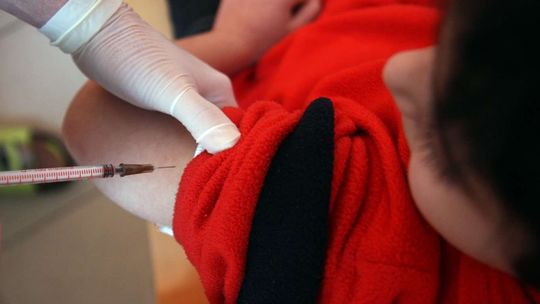 Grzywny nie pomagają. Coraz więcej rodziców nie szczepi dzieci. "Krytyczny poziom"