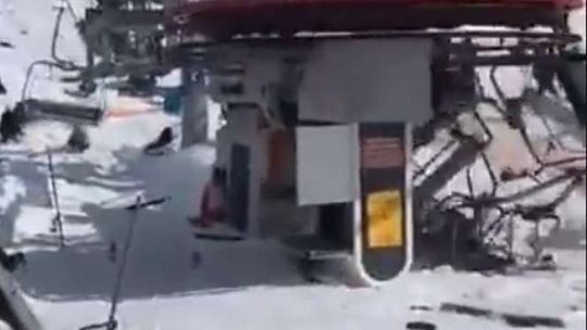 Gudauri: Groźny wypadek na nartach w Gruzji. Wyciąg nagle przyspieszył [wideo]
