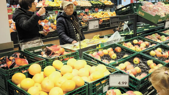 GUS: przed świętami tańsza niż rok temu marchewka i ziemniaki, droższa czekolada