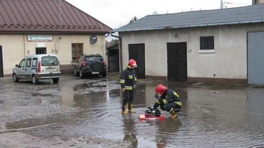 Gwałtowne ocieplenie i roztopy. Strażacy mają pełne ręce roboty
