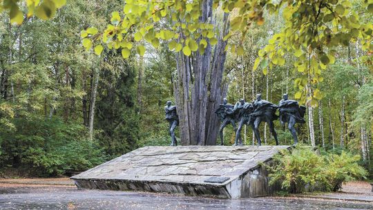 Gwiazda, sierp i młot na pomniku. Nie każdemu to przeszkadza i chcą przy nim świętować