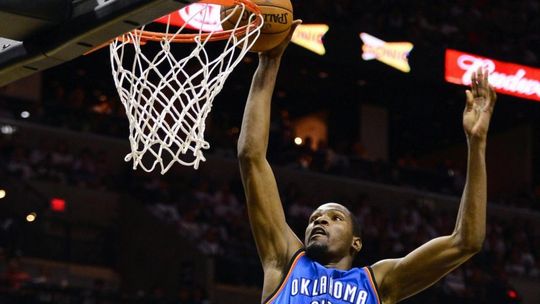 Gwiazdor NBA Kevin Durant pocałował na meczu kibickę (wideo)