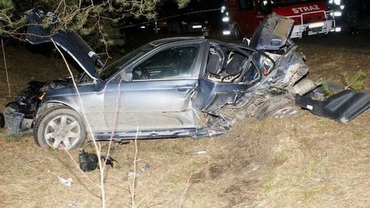 Hajnówka: BMW rozbiło się na drzewie. Nie żyje 23-latek