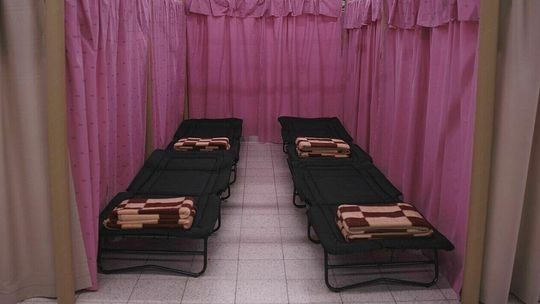 Hala sportowa już nie przyjmuje uchodźców. Miasta zawieszają niektóre punkty noclegowe