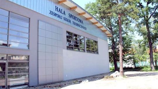 Hala sportowa ZST w Puławach: Zakończyły się roboty przy elewacji