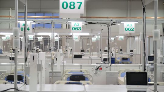 Hala targowa pełna szpitalnych łóżek. W następną sobotę może przyjechać pierwszy pacjent [wideo]