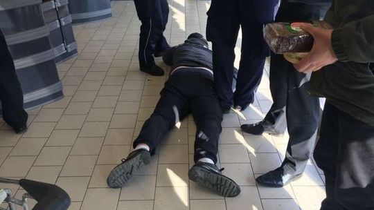 „Halo, policja, dzień dobry”. Sklepowy złodziej wylądował w izbie wytrzeźwień
