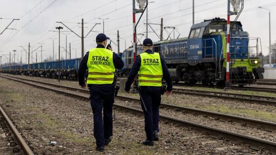 Hamowanie w ostatniej chwili. Pociąg zatrzymał się tuż przed 19-latkiem