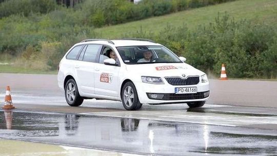 Hamuj skutecznie i omijaj przeszkody. Jak to robić?