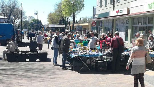 Handel garnkami i bielizną w środku miasta. Stowarzyszenie chce zrobić z tym porządek