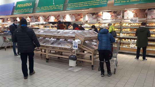 Handel w Sylwestra: Do której godziny będzie można zrobić zakupy? [lista sklepów]
