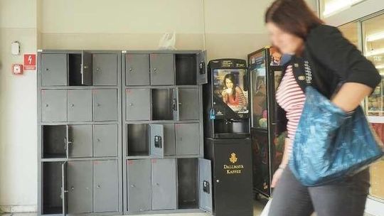 Handlarz urządził sobie dziuplę w Carrefourze. Nielegalne papierosy w szafkach