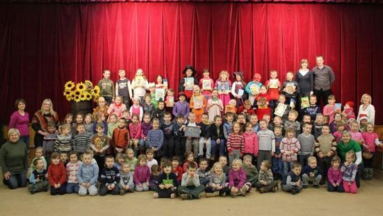 Hańsk: Bibliotekarze czytają przedszkolakom bajki