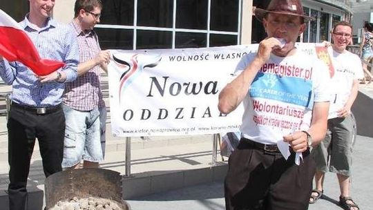 Happening przed urzędem skarbowym. Szef partii zjadał i palił PIT-y!