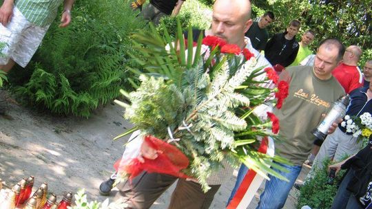 Harcerze z Horodła sprzątali groby polskich żołnierzy na Ukrainie