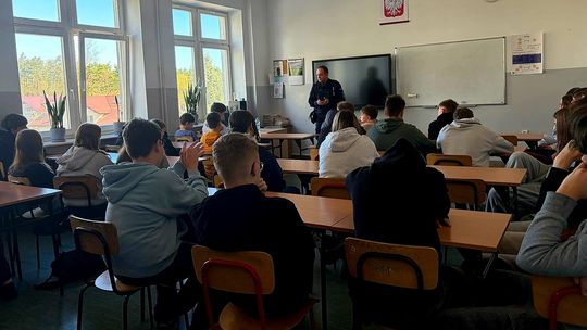 Hejt i przemoc to nie żart. Policja rozmawiała z młodzieżą w Chodlu