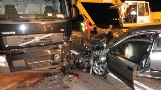 Helenów: Chciał minąć koparkę, uderzył w ciężarówkę (zdjęcia)