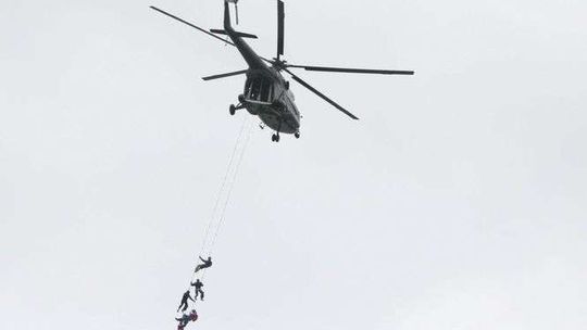 Helikopter nad zalewem, a na linach uczepionych sześciu antyterrorystów [wideo]