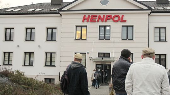 Henpol upada, setki osób na bruku. Prezes nie udziela informacji (wideo)
