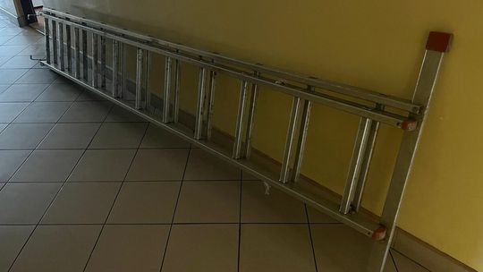 Historia jak z „Gangu Olsena”. Ukradł drabinę, bo szykował się do kradzieży?