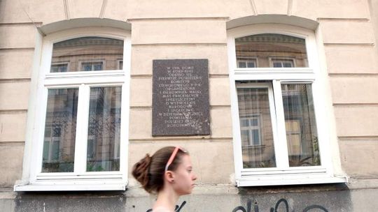Historia na murach. Czy pamiątkowe tablice powinny zniknąć?