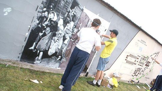 Historia na murze w Trawnikach