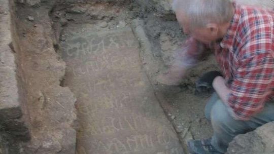 Historia spod posadzki. Wykopaliska w bazylice na Górze Chełmskiej