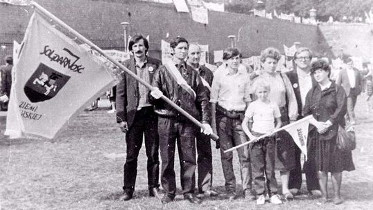 Historia. Sztandar przemycony pod spódnicą