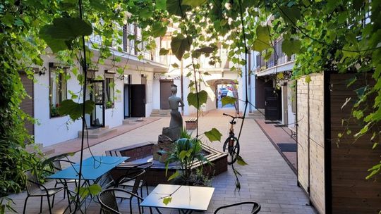 Historia, zielony dach i fontanna