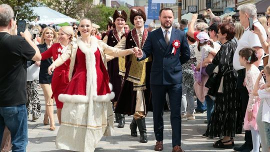Historyczne stroje i polonez na Placu Litewskim. Lublin świętuje 3 maja